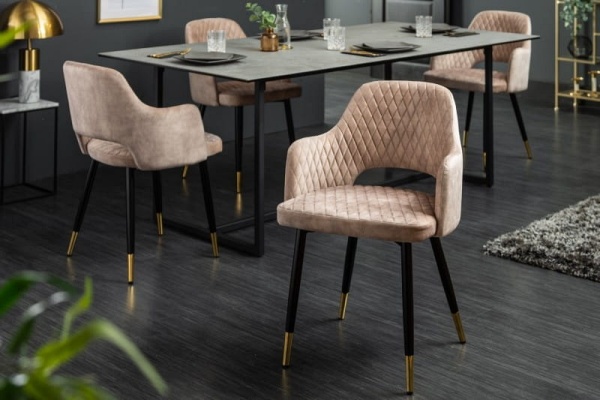 krzesła w stylu glamour w salonie
